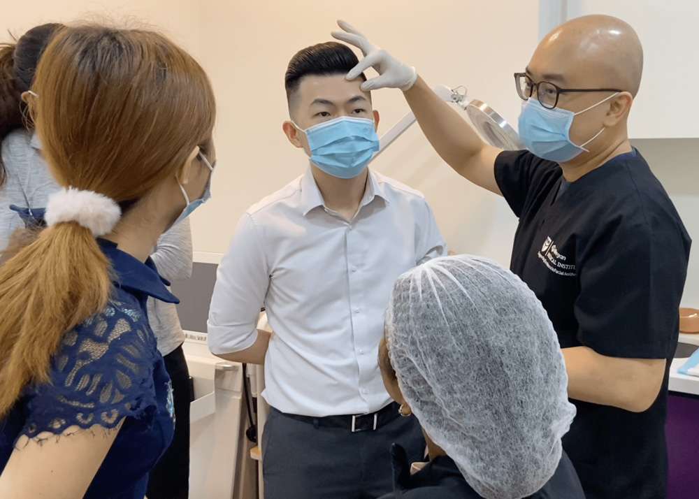 Dr-Heng-explaining-to-trainee--min