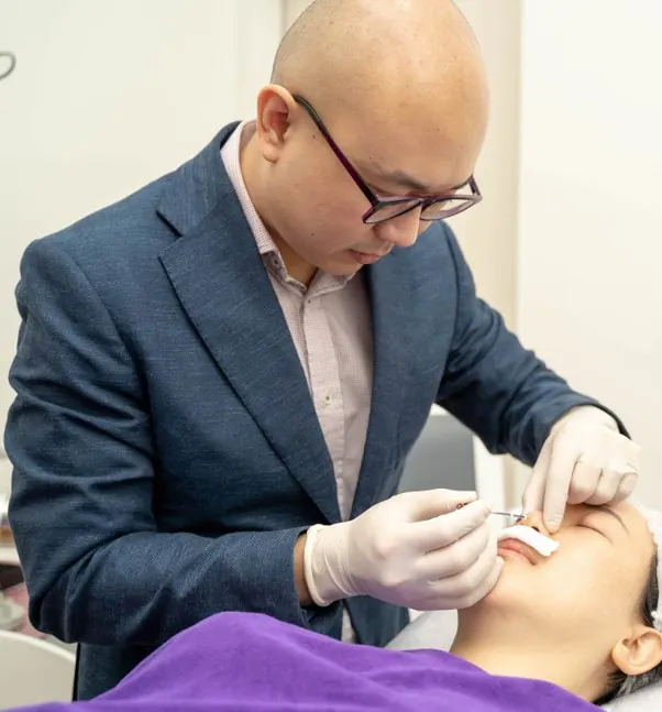 dr heng performing a nose lift on his patient