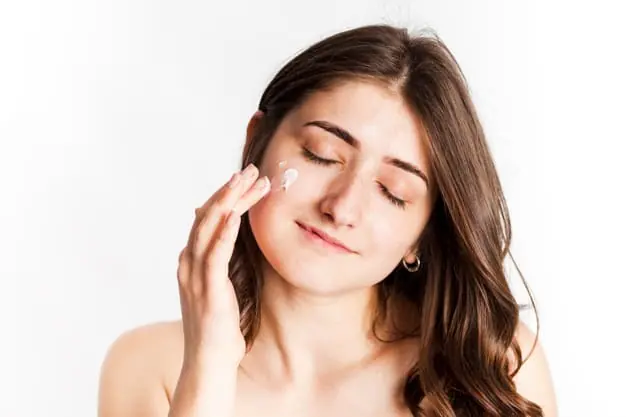 pretty lady applying the hydration cream for her face